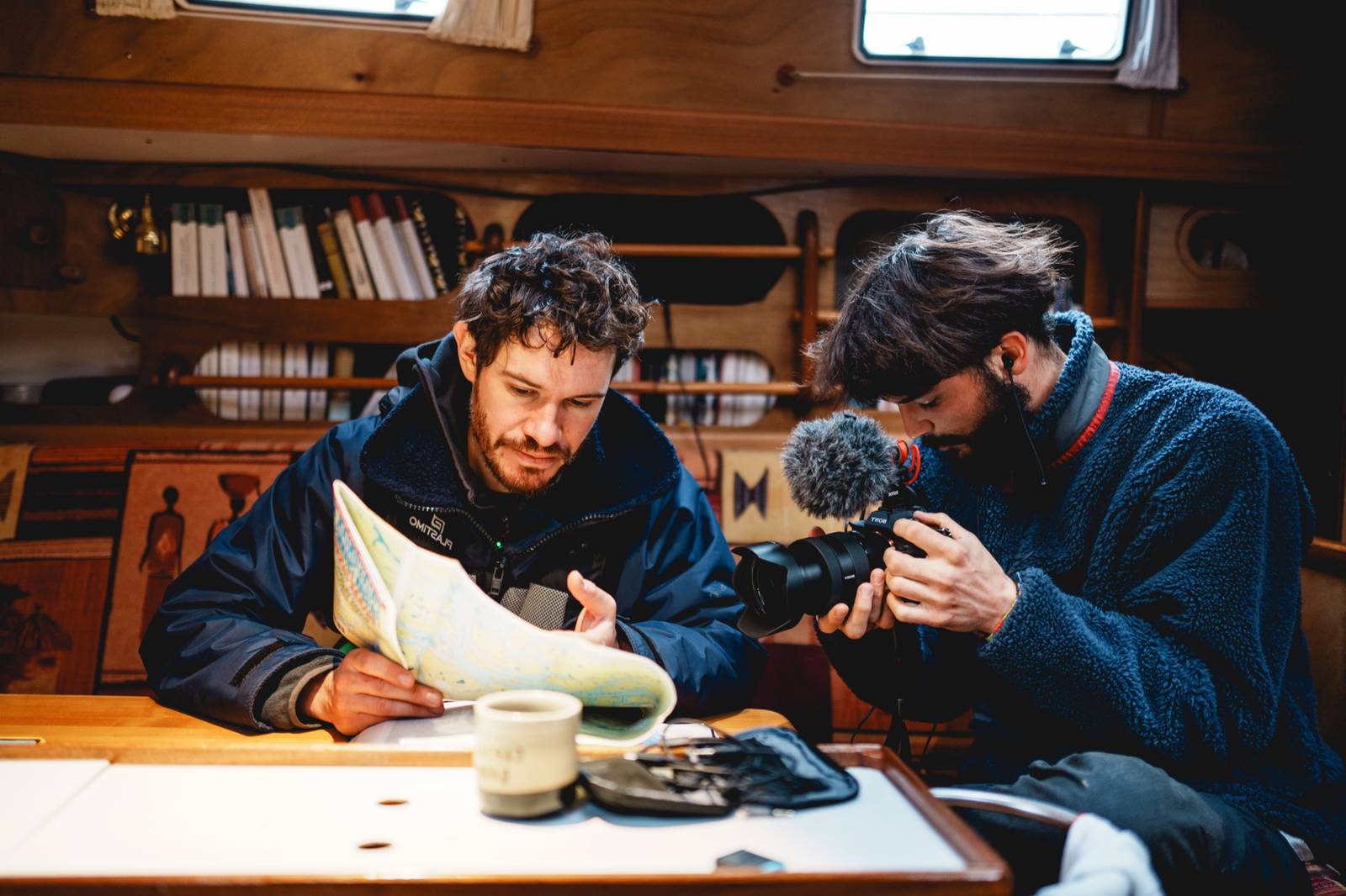 Tournage d'une séquence d'analyse d'une carte des canaux de Patagonie, terrain du reportage Captain Darwin sur les glaciers de la cordillère de Darwin