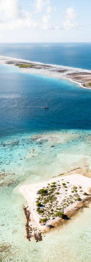Un atoll et son lagon turquoise, vus du ciel au drone