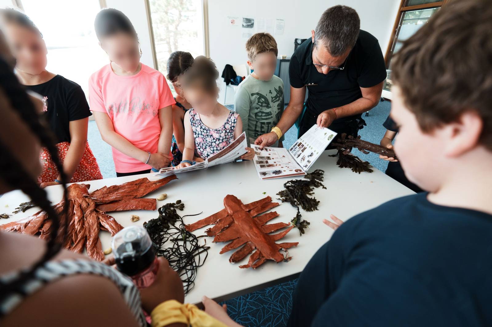 Des élèves montrent leurs réalisations aux autres classes lors de la Fête des Darwinigs