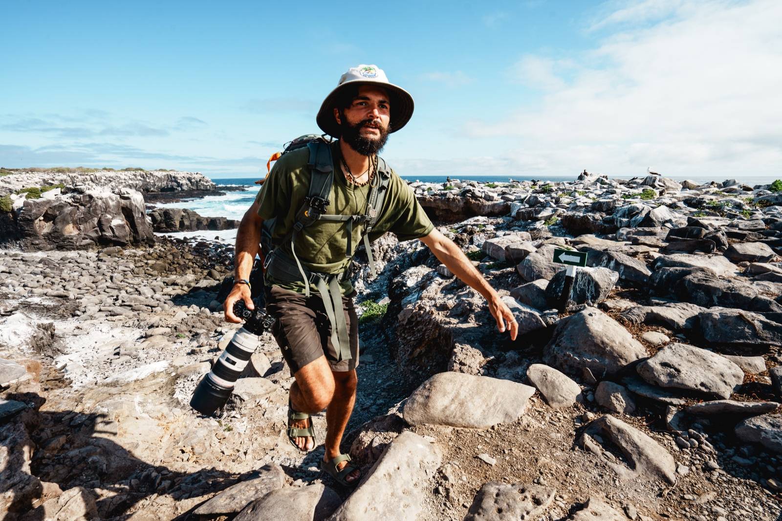 Félix Jobbe au milieu d'une colonie de fous et d'albatros des Galápagos