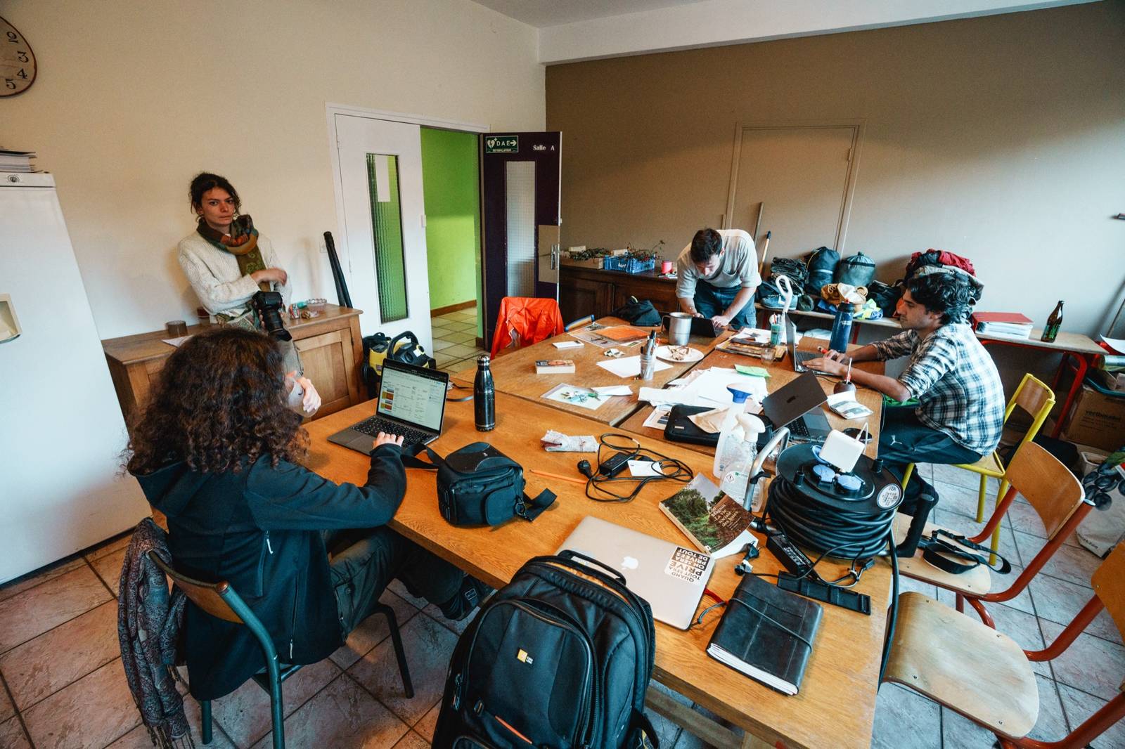 La salle de coordination du chantier des 20 000 arbres pour la Meuse : la vie sociale des haies sur la table, et l'équipe de coordination en pleine planification