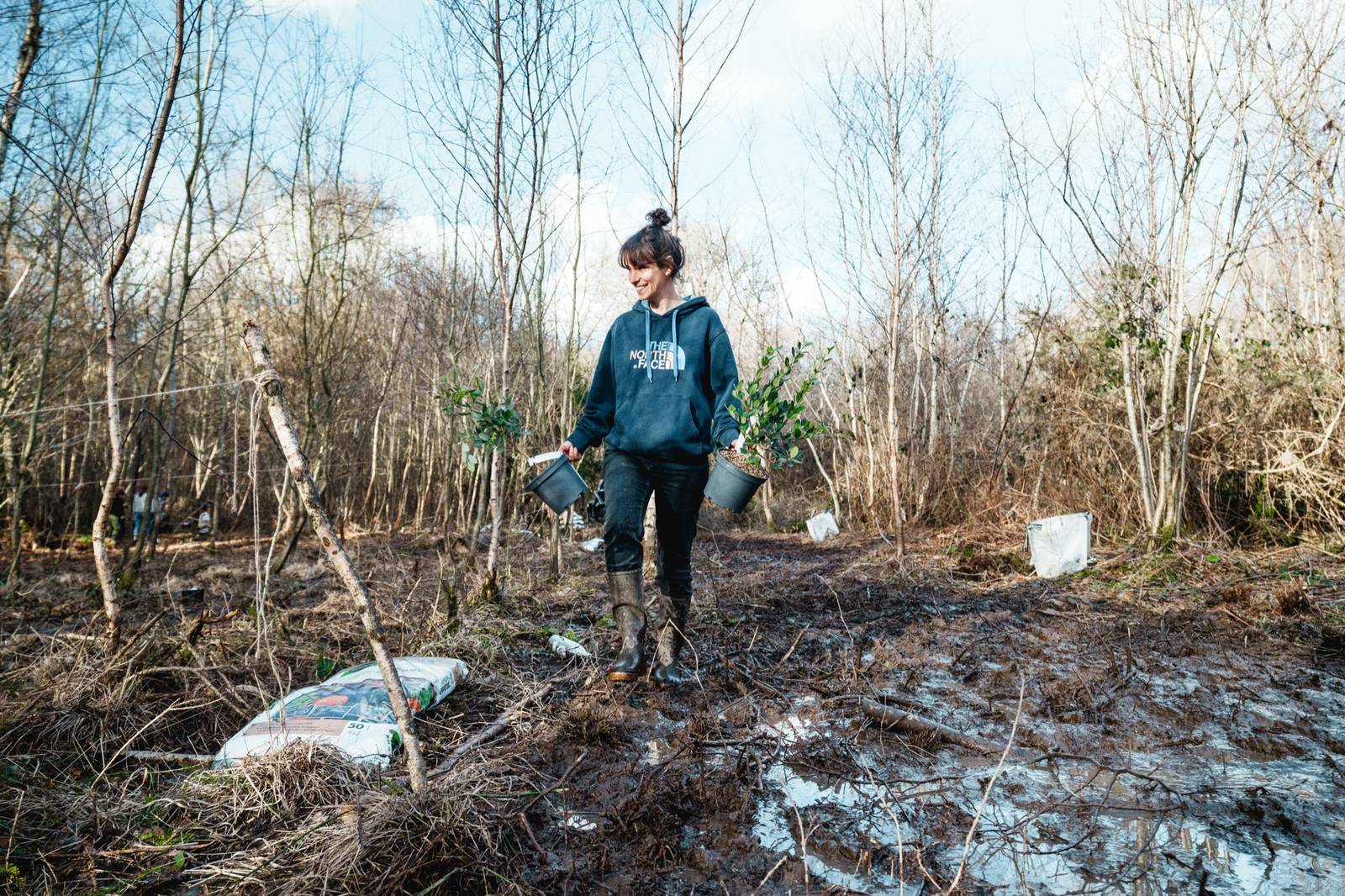 Une bénévole apporte les plants pour la forêt expérimentale de « La forêt nous régale »
