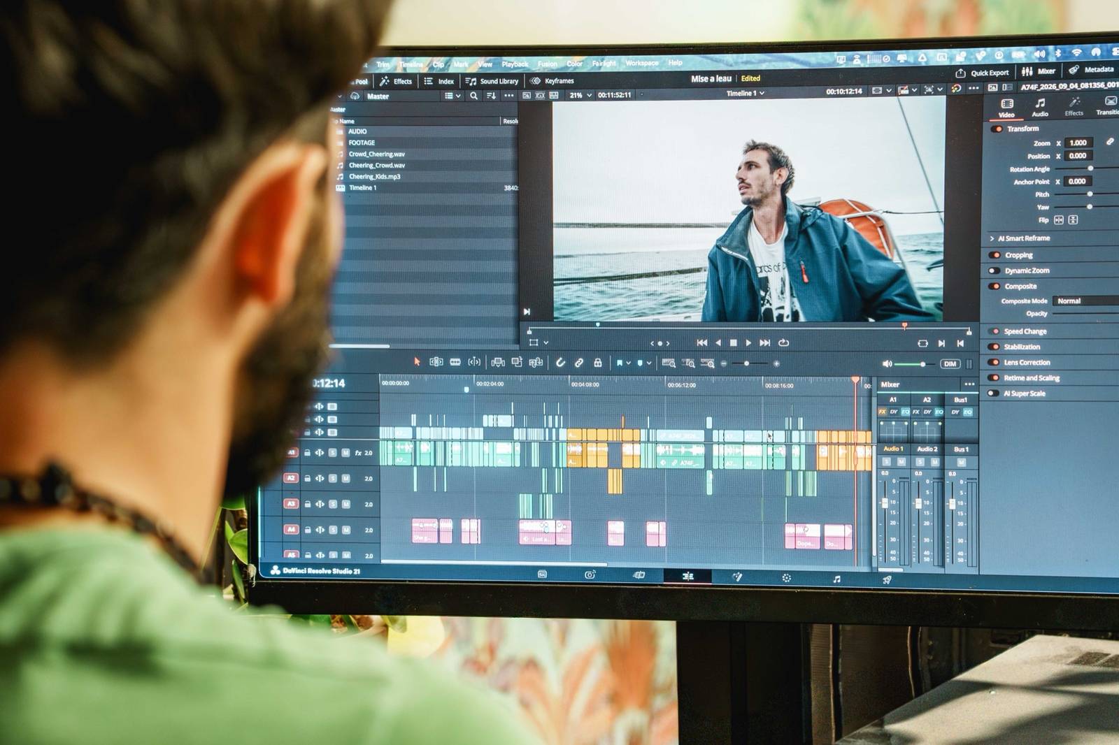 Un montage en cours sur DaVinci Resolve, timeline et plan d'un marin à l'écran