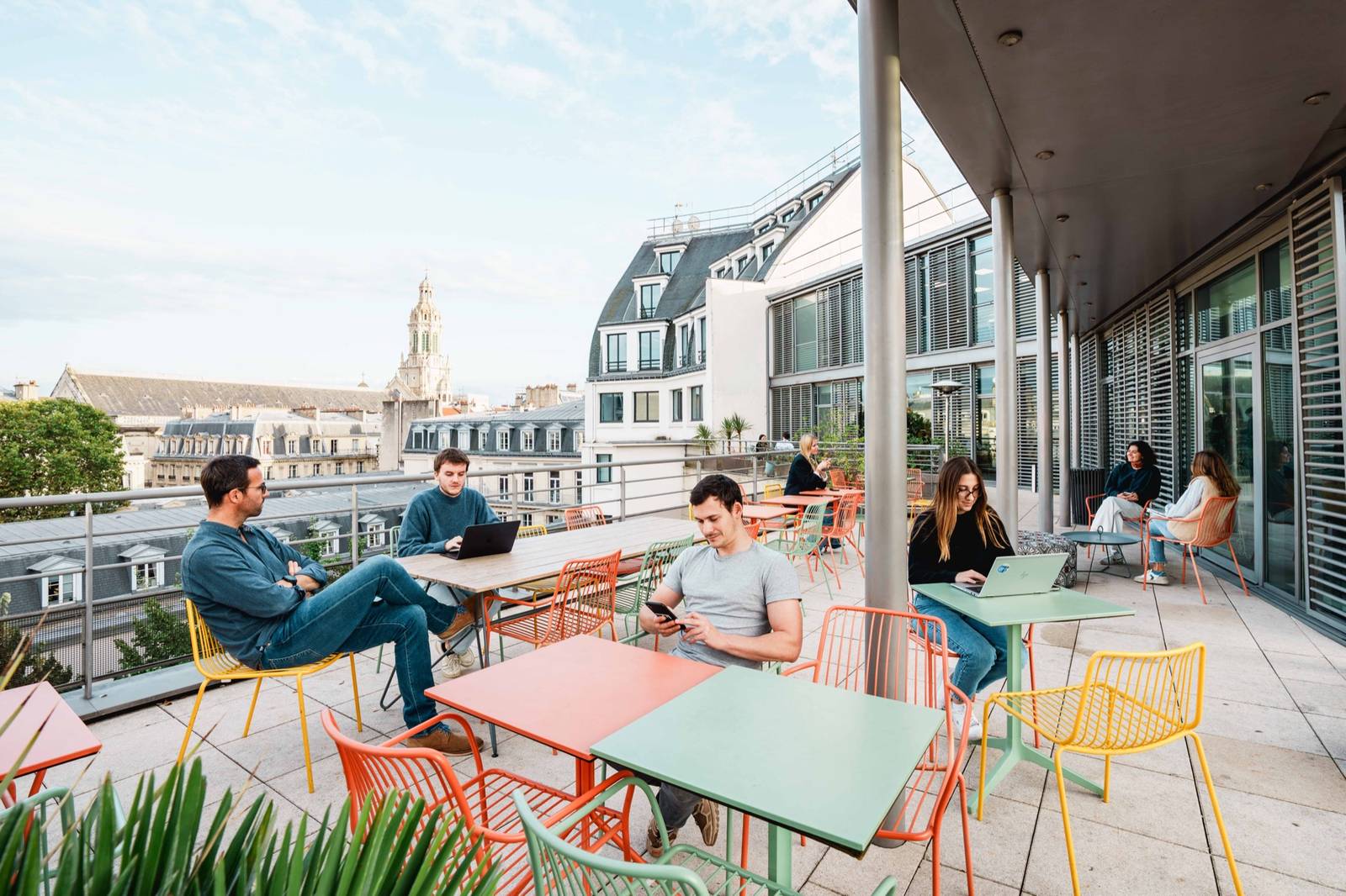 Terrasse d'un espace de coworking sur les toits, où l'on travaille en plein air