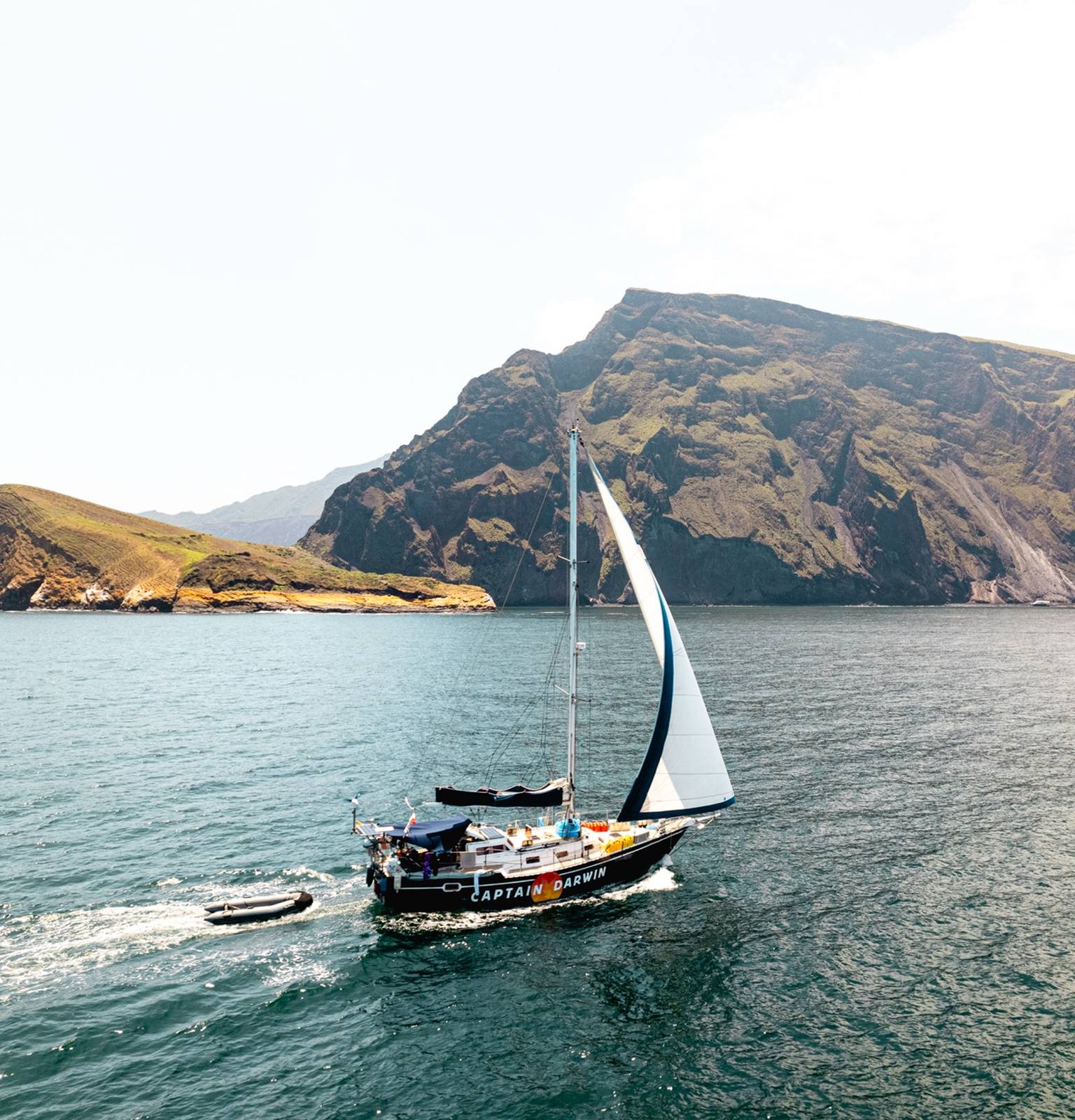 Le bateau Captain Darwin aux Galápagos, en approche de grandes falaises volcaniques