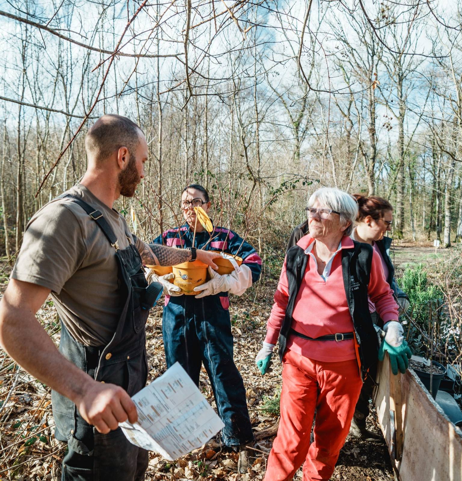 Mathieu Plot qui dispatche les plants pour les bénévoles lors de la plantation au sein de « La forêt nous régale »