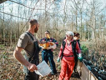 Mathieu Plot répartit les plants entre les bénévoles lors de la plantation de « La forêt nous régale »