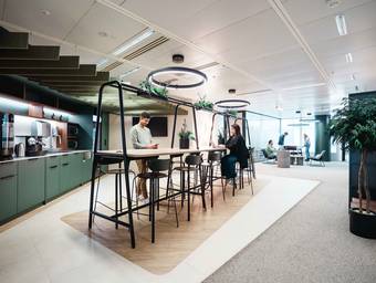 Salle de restauration dans un espace de coworking à Paris