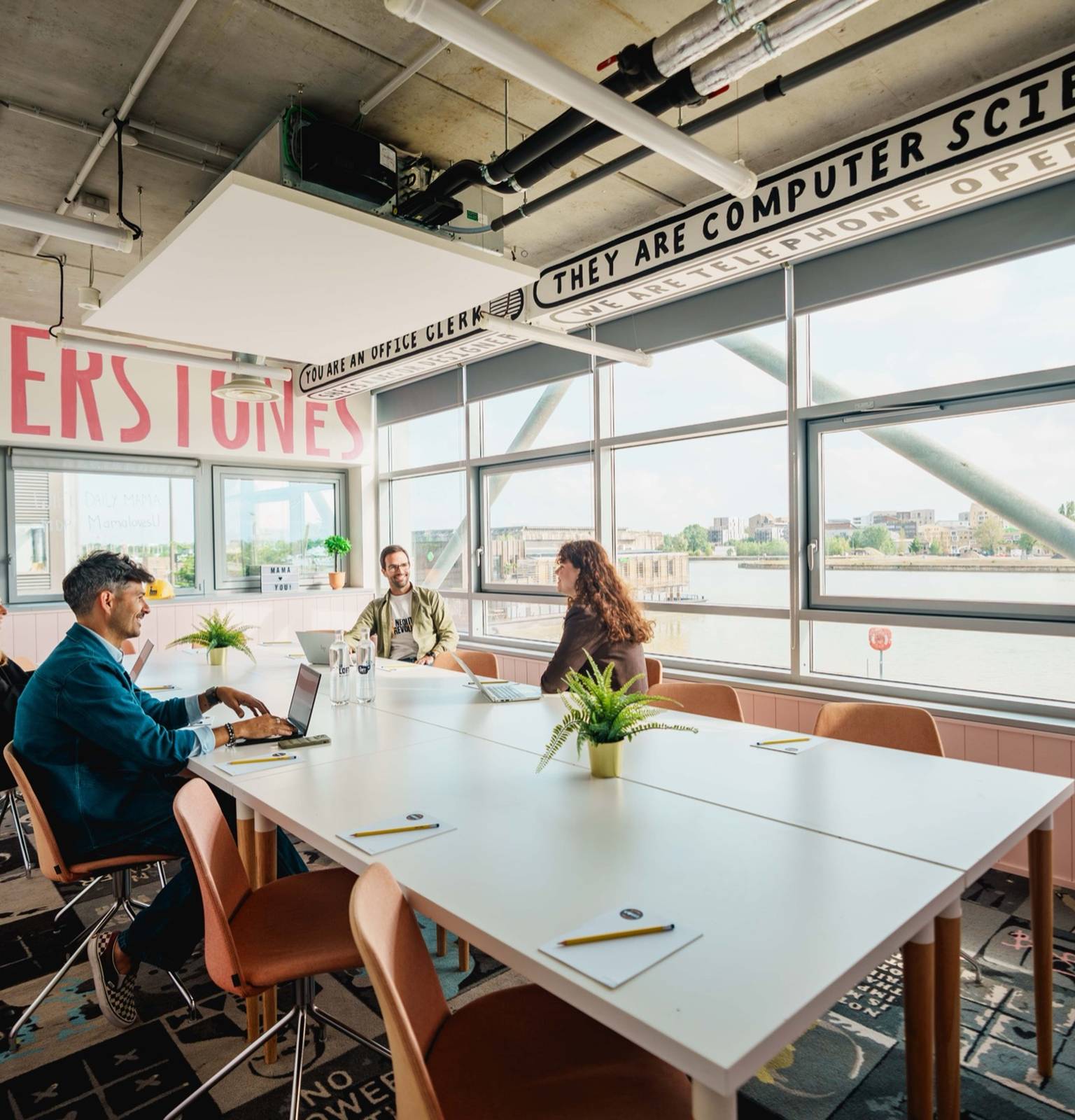 Salle de réunion ensoleillée au Mama Works de Bordeaux