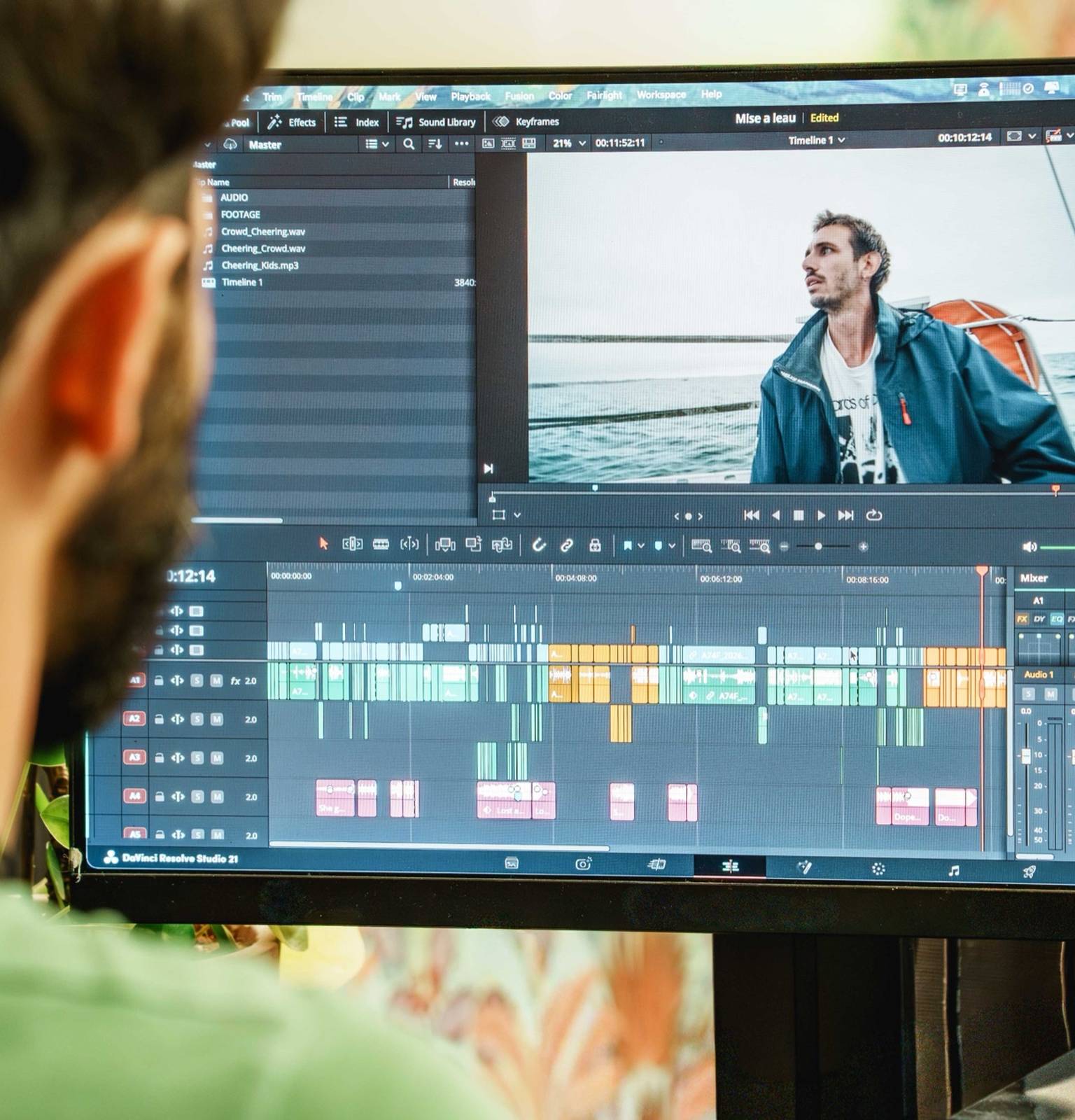 Un montage en cours sur DaVinci Resolve, timeline et plan d'un marin à l'écran