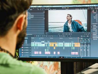 Un montage en cours sur DaVinci Resolve, timeline et plan d'un marin à l'écran