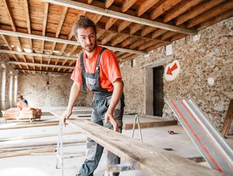 Un ouvrier fait un travail de menuiserie