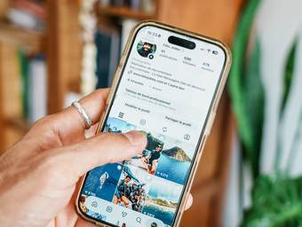 Une main tient un téléphone ouvert sur le profil Instagram de Félix Jobbe