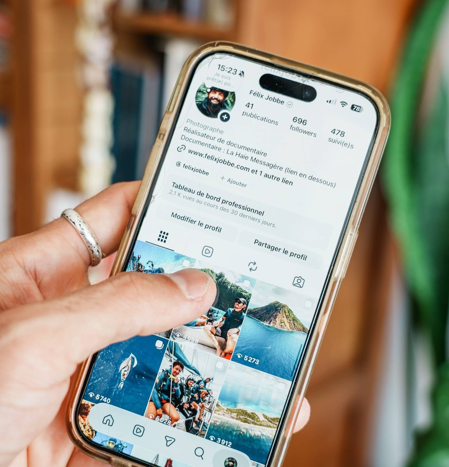 Une main tient un téléphone ouvert sur le profil Instagram de Félix Jobbe
