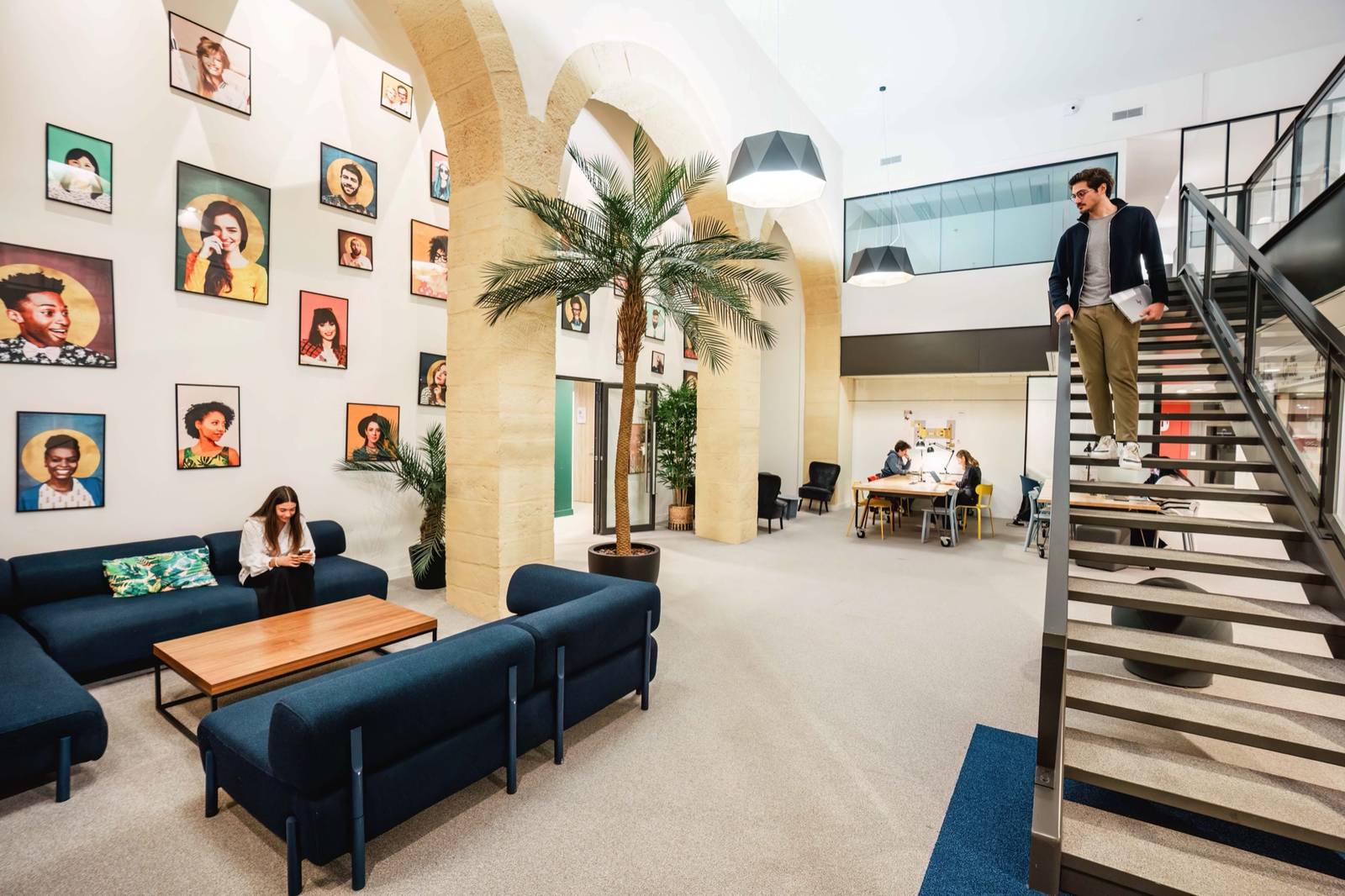 Arches dégagées et espace détente dans un site de coworking