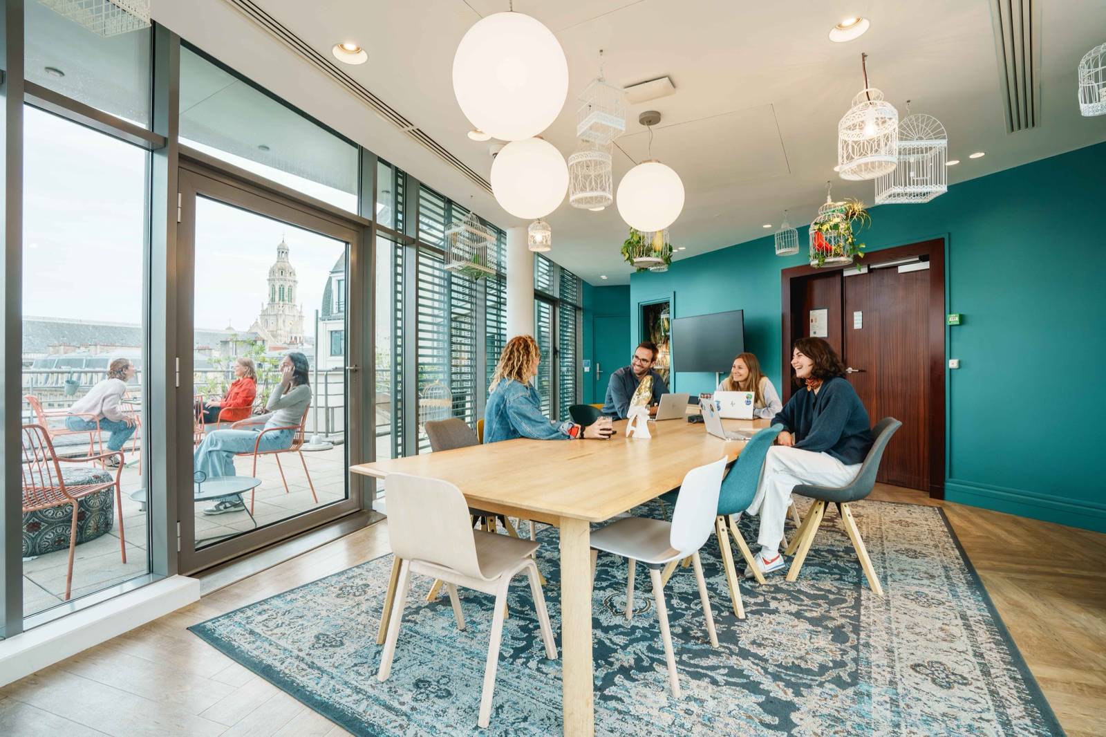 Espace de réunion et terrasse d'un site Wojo